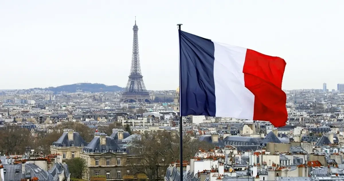 Drapeau de la france avec paris en fond